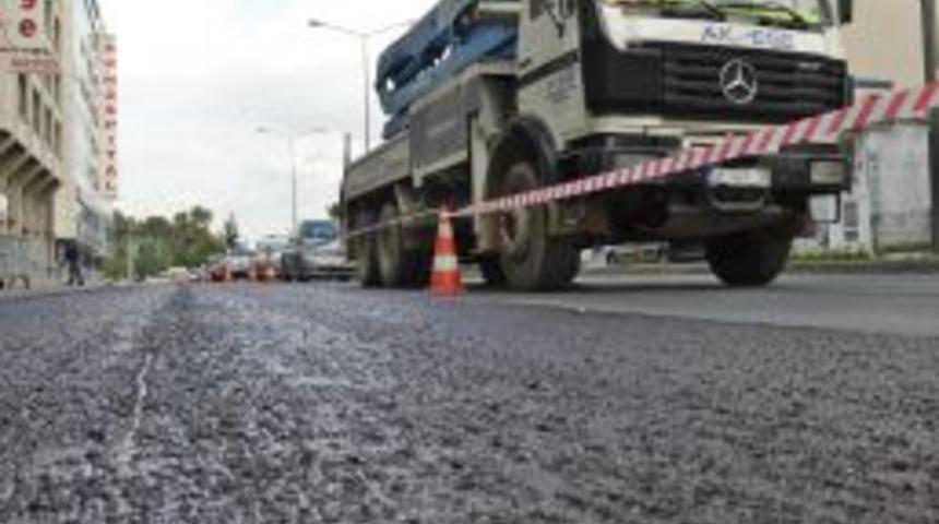 İzmir'in Yollarına Kaydırmaz Asfalt Dökülüyor