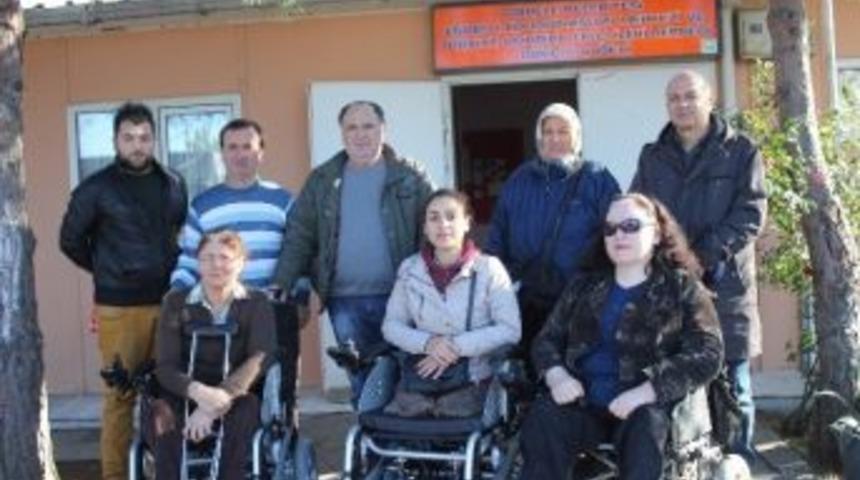 Omurilik Fel&ccedil;lileri Derneği&rsquo;nden 3 Engelliye Ak&uuml;l&uuml; Ara&ccedil;