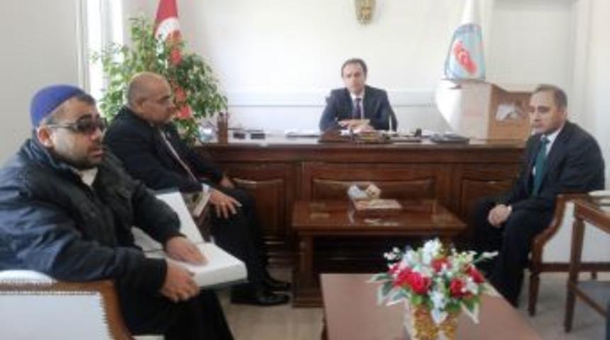 Kaymakam Erkan, G&ouml;rme Engellilere Kabartmalı Kur'an-ı Kerim Hediye Etti