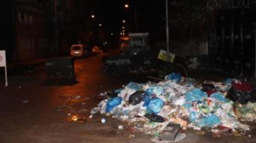 Diyarbakır&rsquo;da Biriken &Ccedil;&ouml;plere Vatandaşlar Tepki G&ouml;sterdi