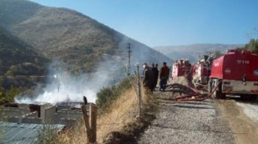 Yangından Eşyalarını Kurtarmak İsterken Hastanelik Oldu