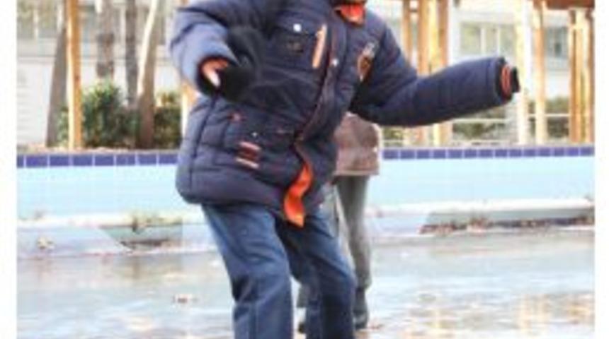 Buz Tutan Havuzlar &Ccedil;ocukların Eğlence Alanı Oldu