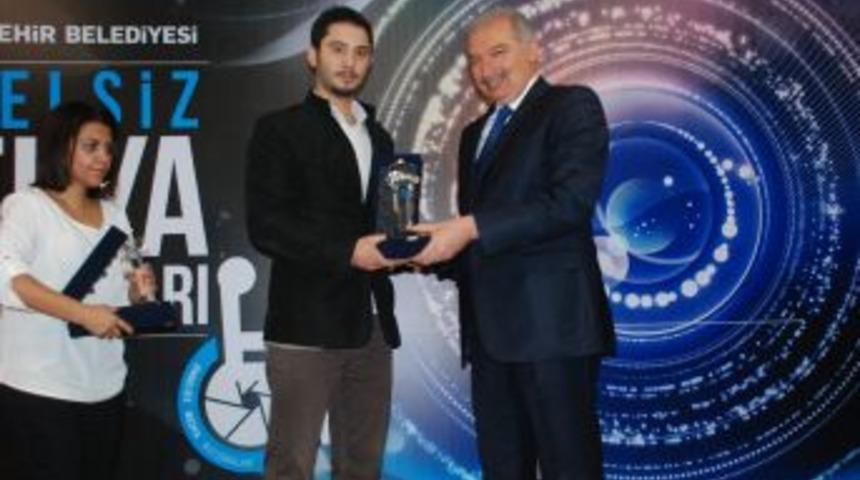 Cihan'a &lsquo;Engelsiz Haber&rsquo; &Ouml;d&uuml;l&uuml;