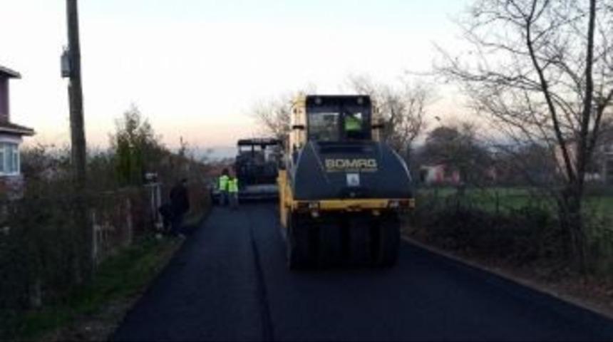 Kartepe H&uuml;rriyet Mahallesi&rsquo;nde Asfaltlama &Ccedil;alışması