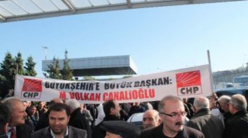 İsmi Trabzon B&uuml;y&uuml;kşehir Belediye Başkan Adaylığı İ&ccedil;in Ge&ccedil;en Canalioğlu'na Havalimanında Coşkulu Karşılama