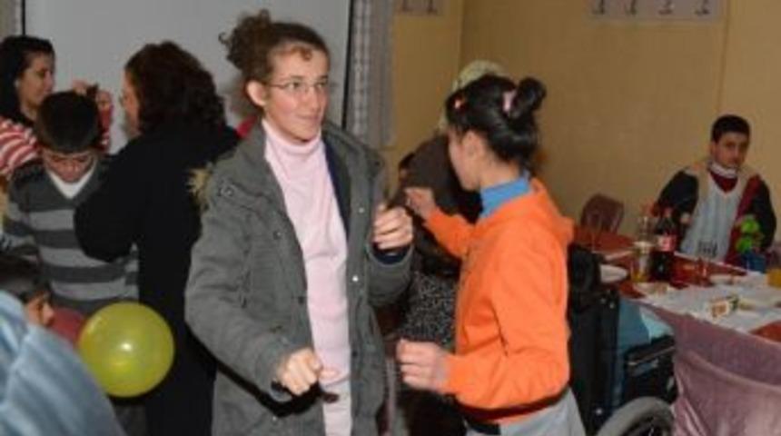 Pınarbaşı'da Engelli &Ccedil;ocukların Mutlu G&uuml;n&uuml;