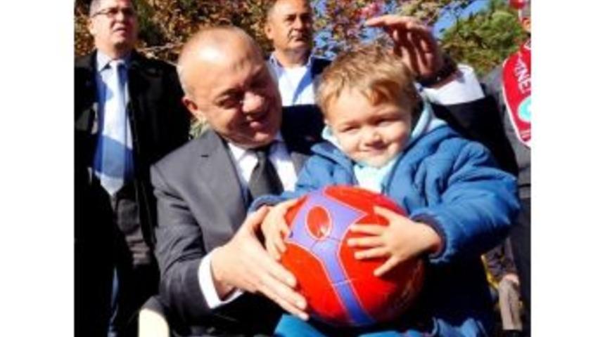 Manisa Belediye Başkanı&rsquo;nın &Ccedil;ocuk Sevgisi