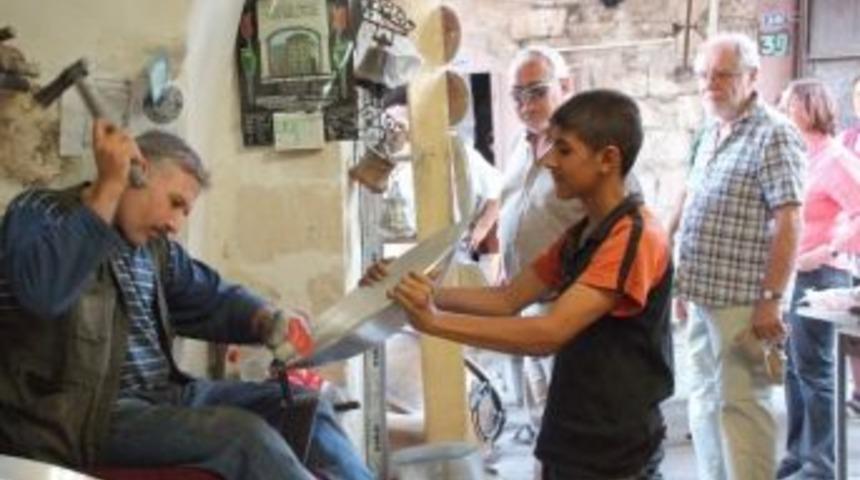 Mardin&rsquo;de Kalaycılar S&uuml;s Eşyası Yapıyor