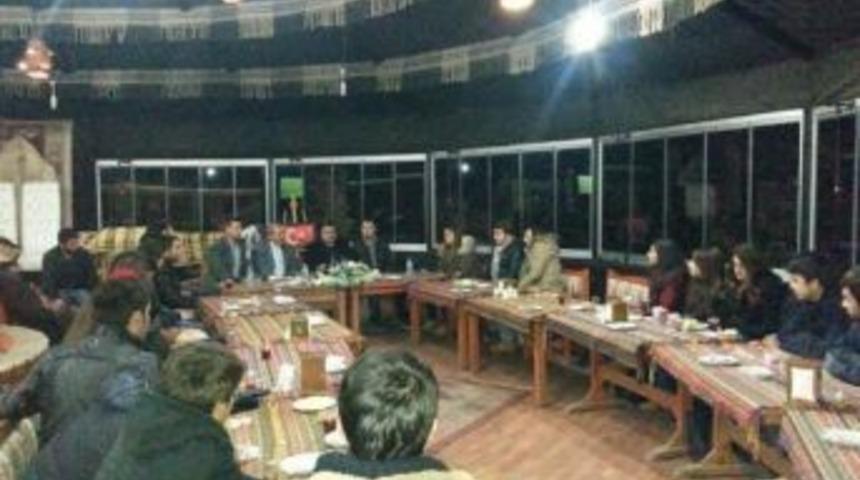 Ak Partili Gen&ccedil;lerle &Ccedil;ay Sohbeti