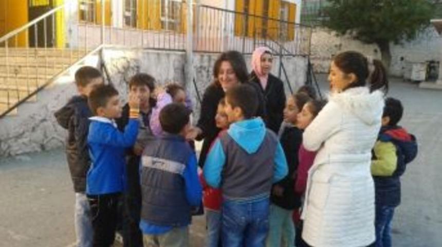 Ak Partili Tozan, Minik &Ouml;ğrencileri Sevindirdi