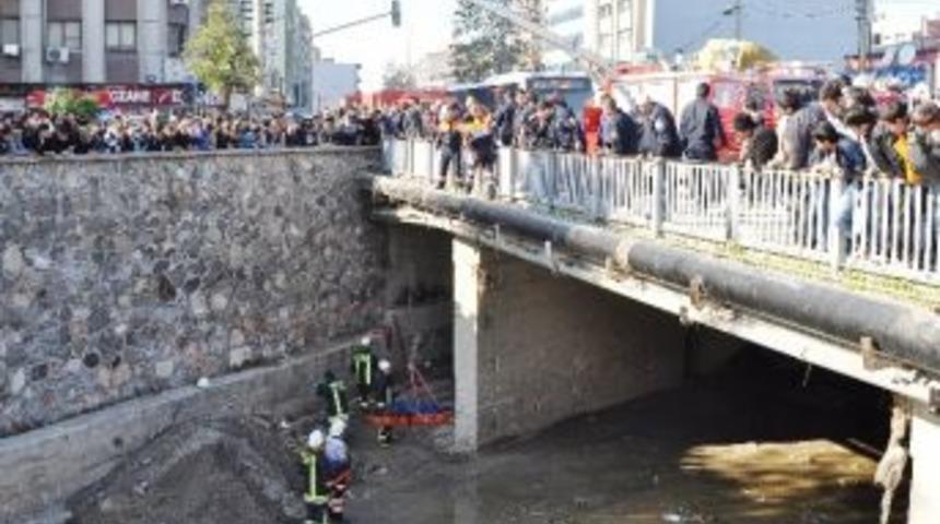İzmir&rsquo;de Dere Yatağında Bulunan Ceset Vin&ccedil;le &Ccedil;ıkarıldı