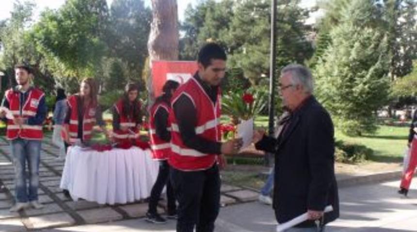 Kızılay, 145 Yıldır G&ouml;n&uuml;ll&uuml; Ve Iyilik Y&uuml;r&uuml;y&uuml;ş&uuml;ne Devam Ediyor