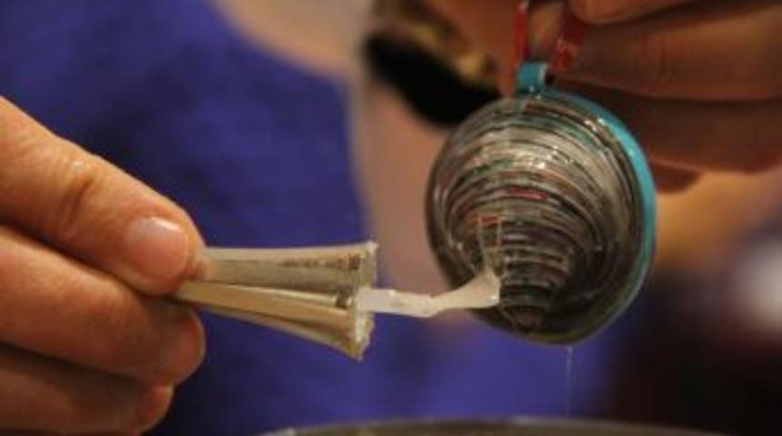 Atık Kağıtlar Kağıt Sanatıyla Takılara D&ouml;n&uuml;ş&uuml;yor