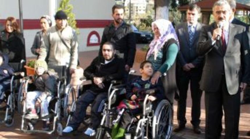 Ailelerinin Sırtında Geldiler, Sandalye Ile Ayrıldılar