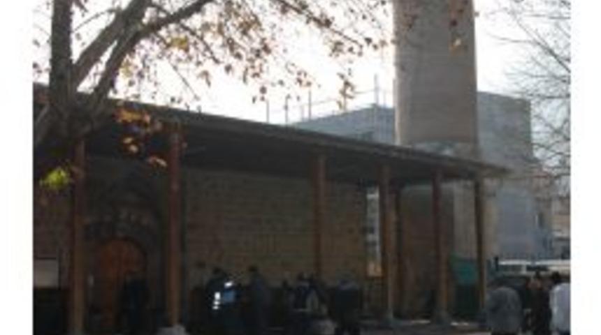 &Ccedil;arşı Atik Camii Kemerleri I&ccedil;in Yeniden Tadilata Giriyor