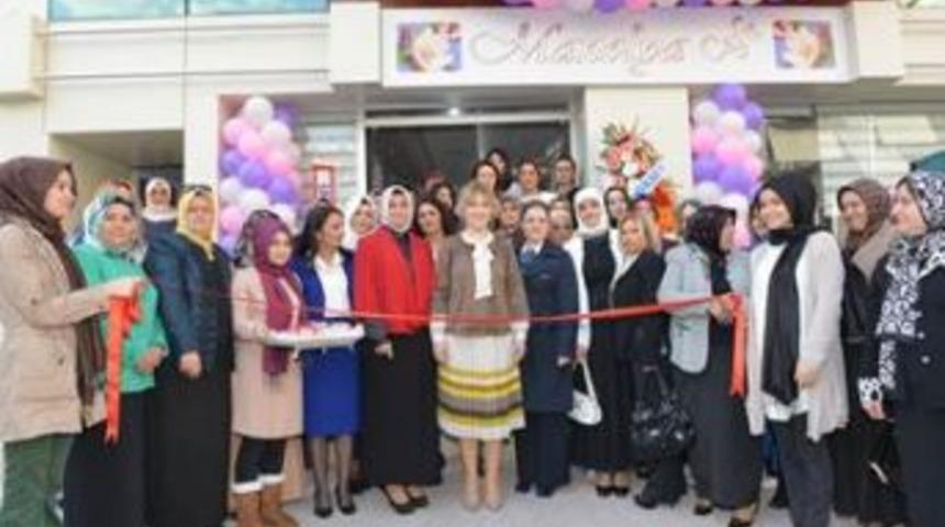 Manolya Aktif Hanımlar Derneği A&ccedil;ıldı