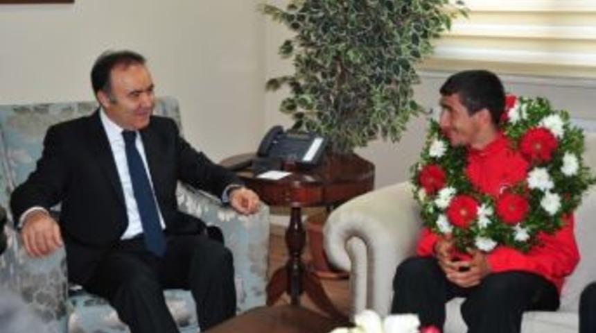 Vali Altıparmak D&uuml;nya Şampiyonu Korkmaz&rsquo;ı Altınla &Ouml;d&uuml;llendirdi