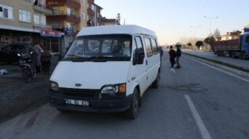 Minib&uuml;s&uuml;n &Ccedil;arptığı &Ouml;ğrenci Yaralandı