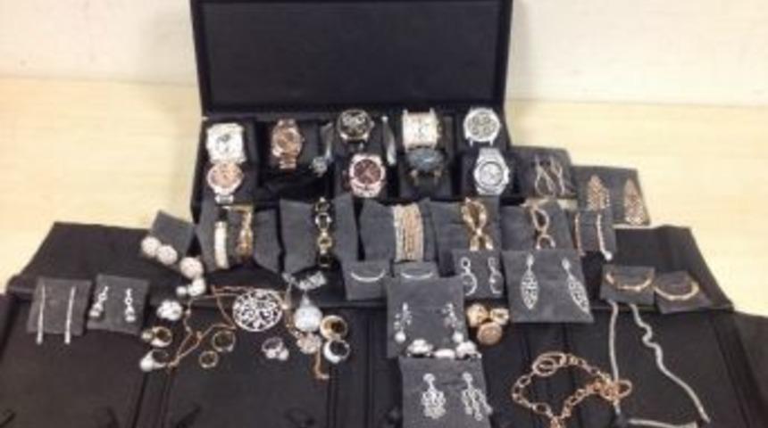 Portekiz Vatandaşı 2 Milyon 262 Bin Liralık Ziynet Eşyası Ve Saatle Yakalandı