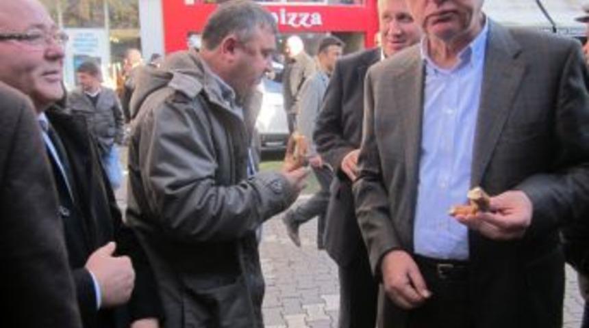 Cuma Namazı &Ccedil;ıkışında Simit Keyfi