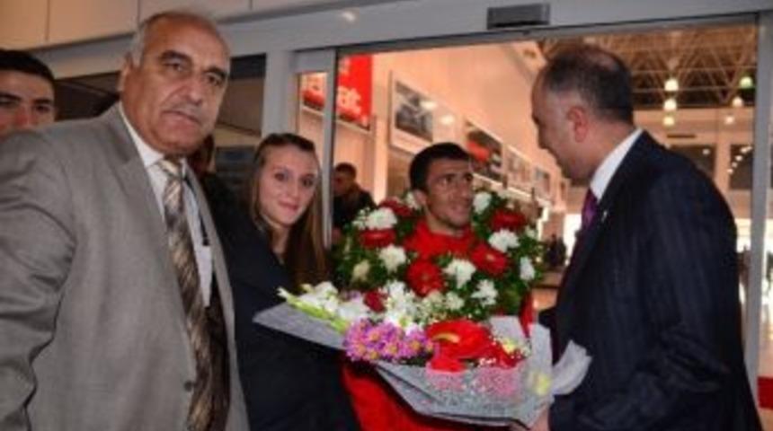 D&uuml;nya Şampiyonu Atlet &Ccedil;i&ccedil;eklerle Karşılandı