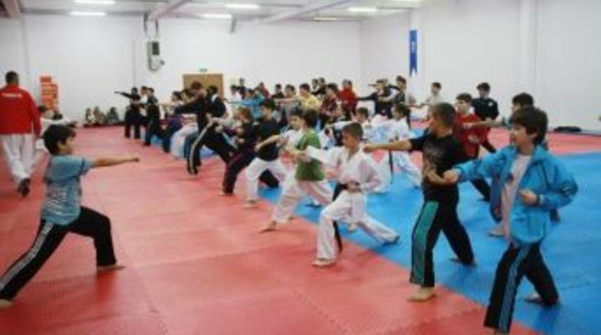 Kağıtspor&rsquo;da Sporcular Velileriyle İdman Yapıyor