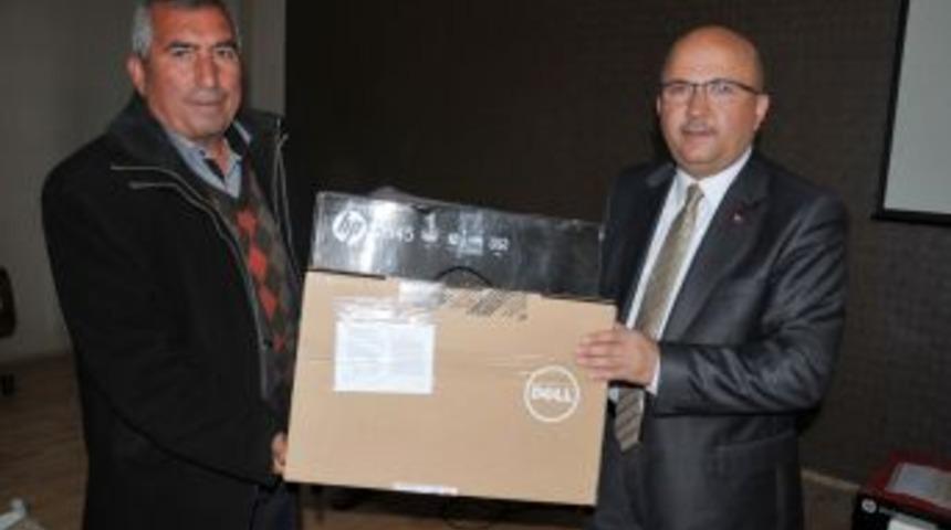 Mahalleye D&ouml;n&uuml;şen K&ouml;y Muhtarlarına Bilgisayar Dağıtıldı