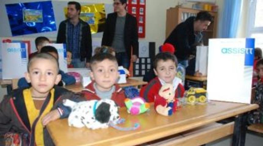 182 &Ccedil;ağrı Merkezi &Ccedil;alışanlarından &Ouml;ğrencilere Yardım