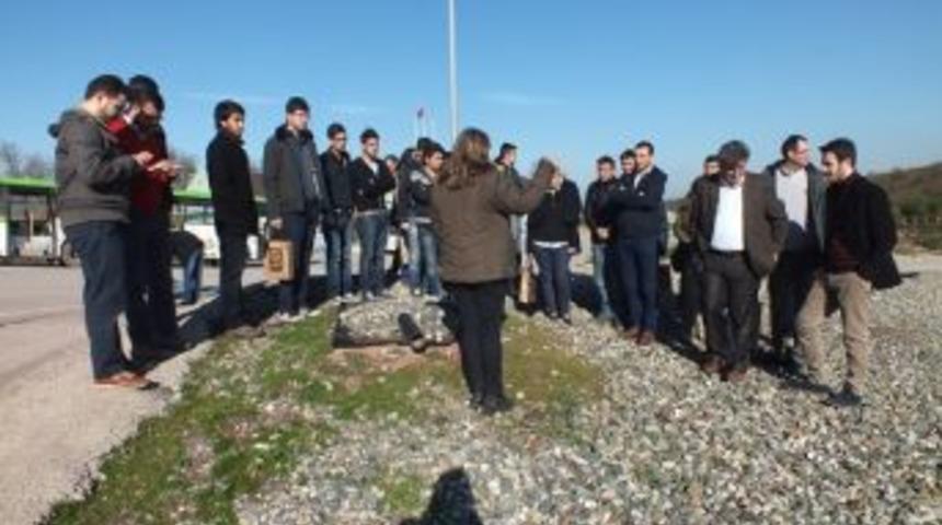 &Uuml;niversiteliler Hizmetleri Gezdi