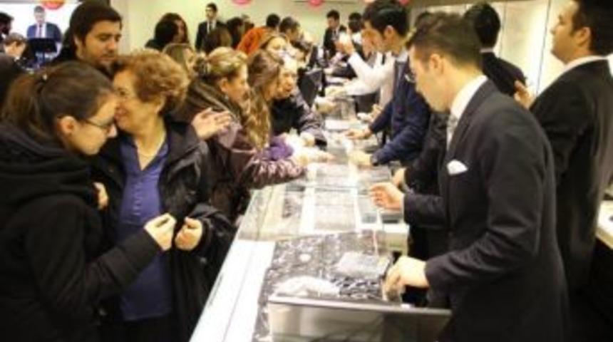 Yenibosna'da 'indirimli Altın' Kuyruğu