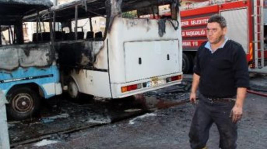 Mersin'de Park Halindeki 3 Minib&uuml;s Yandı