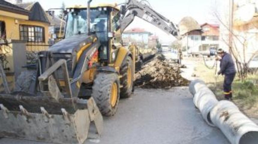 Akyazı&rsquo;da, Alt Yapıya Yağmur Suyu Kanalıyla Destek