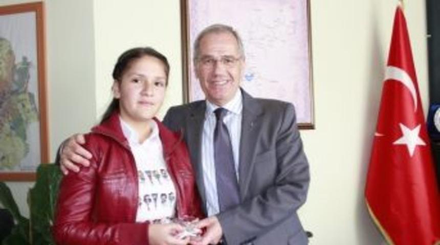 Başkan Acar &Ouml;ğrencilerin İsteğini Geri &Ccedil;evirmedi