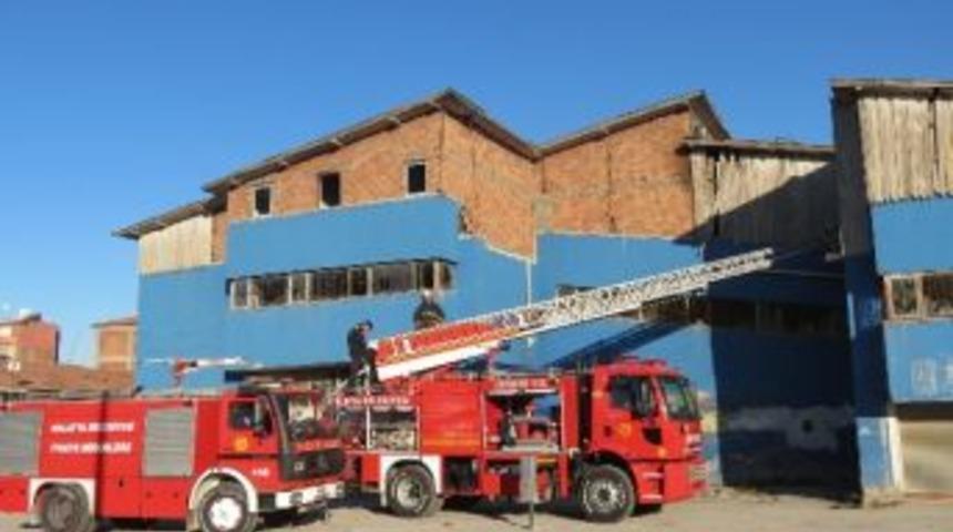 Terk Edilen Arapgir Garajı&rsquo;nda Yangın &Ccedil;ıktı