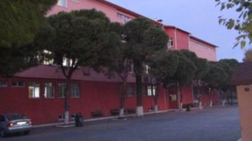 Tinerci, Şehrin G&ouml;beğinde Iki Kız &Ouml;ğrenciyi Bı&ccedil;akladı