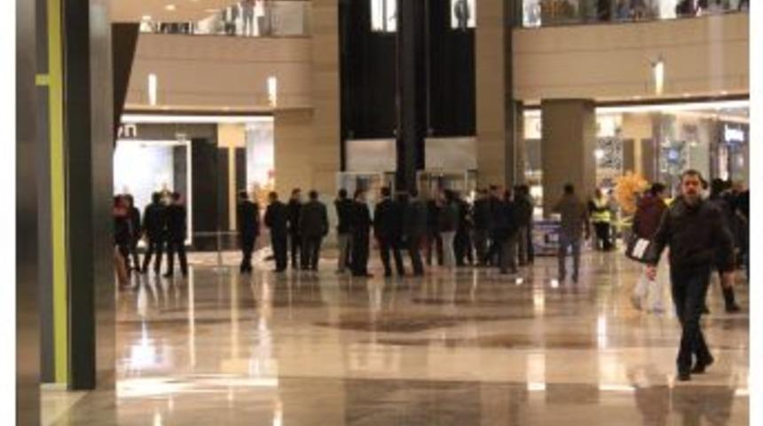 AVM'de Yılbaşı S&uuml;slemesi &Ouml;l&uuml;m Getirdi