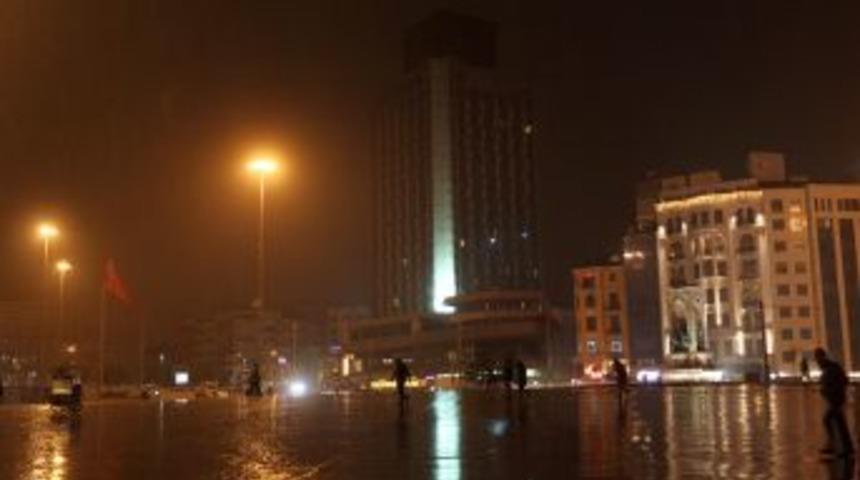İstanbul&rsquo;da Sağanak Yağmur Etkili Oldu