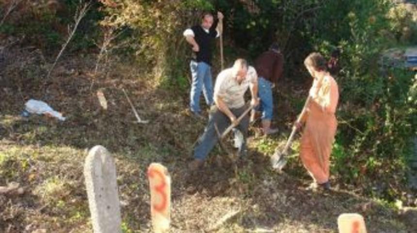 Bina Yapılacak Arazideki 11 Mezar Yeni Yerine Taşındı