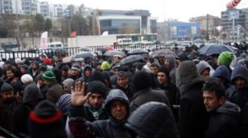 Yağmur Altında Saatlerce Teknoloji Mağazasının A&ccedil;ılışını Beklediler