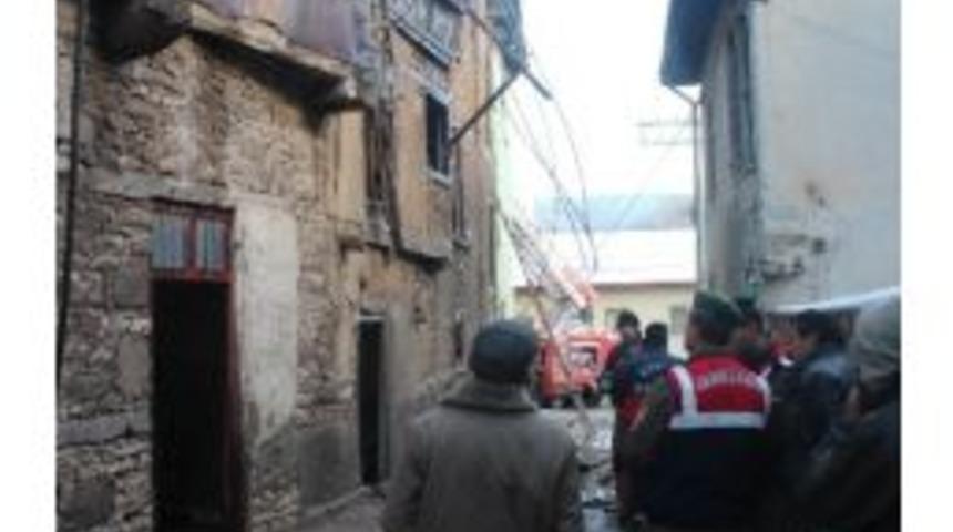 Tarihi Evler Alevlere Teslim Oldu