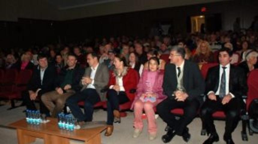 Yabancıların Amat&ouml;r Tiyatro Grubu Engelliler Yararına Oyun Sahneledi