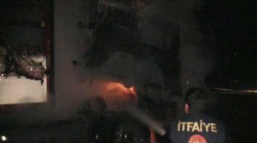 Ağrı'da Park Halindeki Tır Yandı