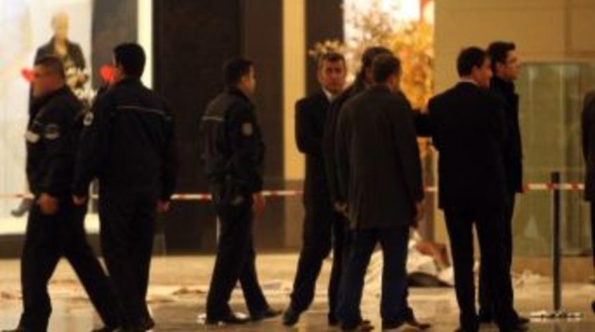 Alışveriş Merkezinin 4'&uuml;nc&uuml; Katından D&uuml;şen İş&ccedil;i Hayatını Kaybetti