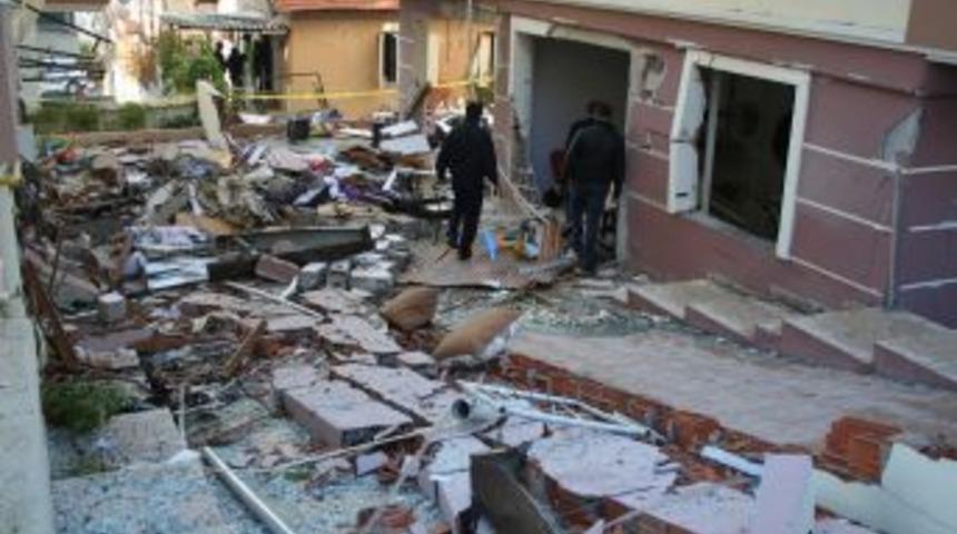 Doğalgaz Patlamasında Savaş Alanına D&ouml;nen Mahallede &Ccedil;alışmalar S&uuml;r&uuml;yor