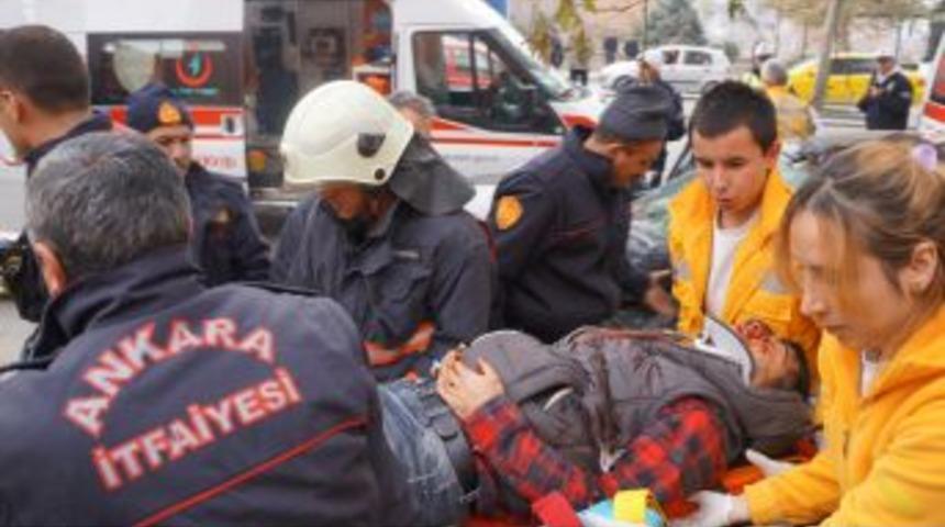 Otomobilde Sıkışan S&uuml;r&uuml;c&uuml; G&uuml;&ccedil;l&uuml;kle Kurtarıldı