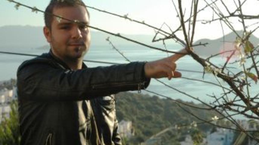 Erik Ağacı Aralık Ayında &Ccedil;i&ccedil;ek A&ccedil;tı