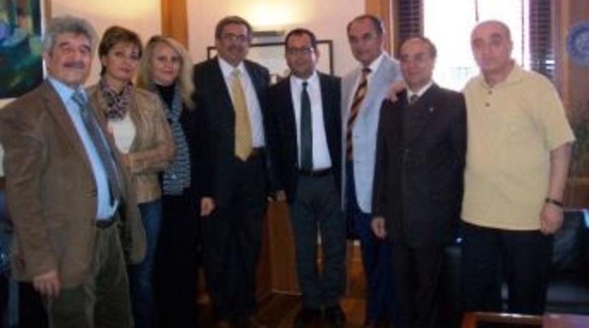 Eskişehir-emirdağ K&uuml;lt&uuml;r Ve Sanat Derneği &Uuml;yelerinden Rekt&ouml;r Yardımcısı &Ouml;zg&uuml;r&rsquo;e Ziyaret