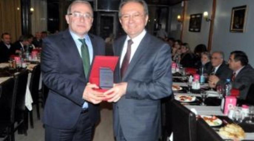 Burma&rsquo;dan Meclis &Uuml;yelerine Plaket