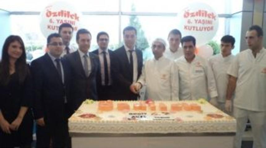 Ge&ccedil;it &Ouml;zdilek, 6 Yaşını 150 Kiloluk Dev Pastayla Kutladı