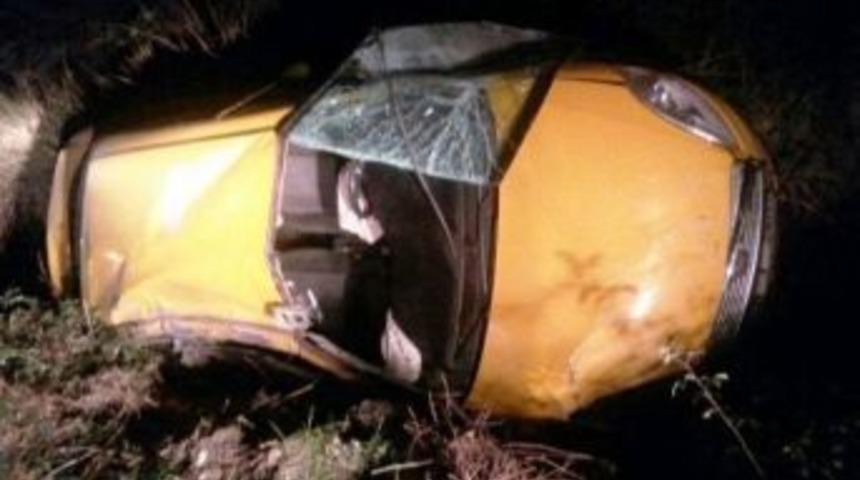 Otomobil Şarampole Yuvarlandı: 2 Yaralı